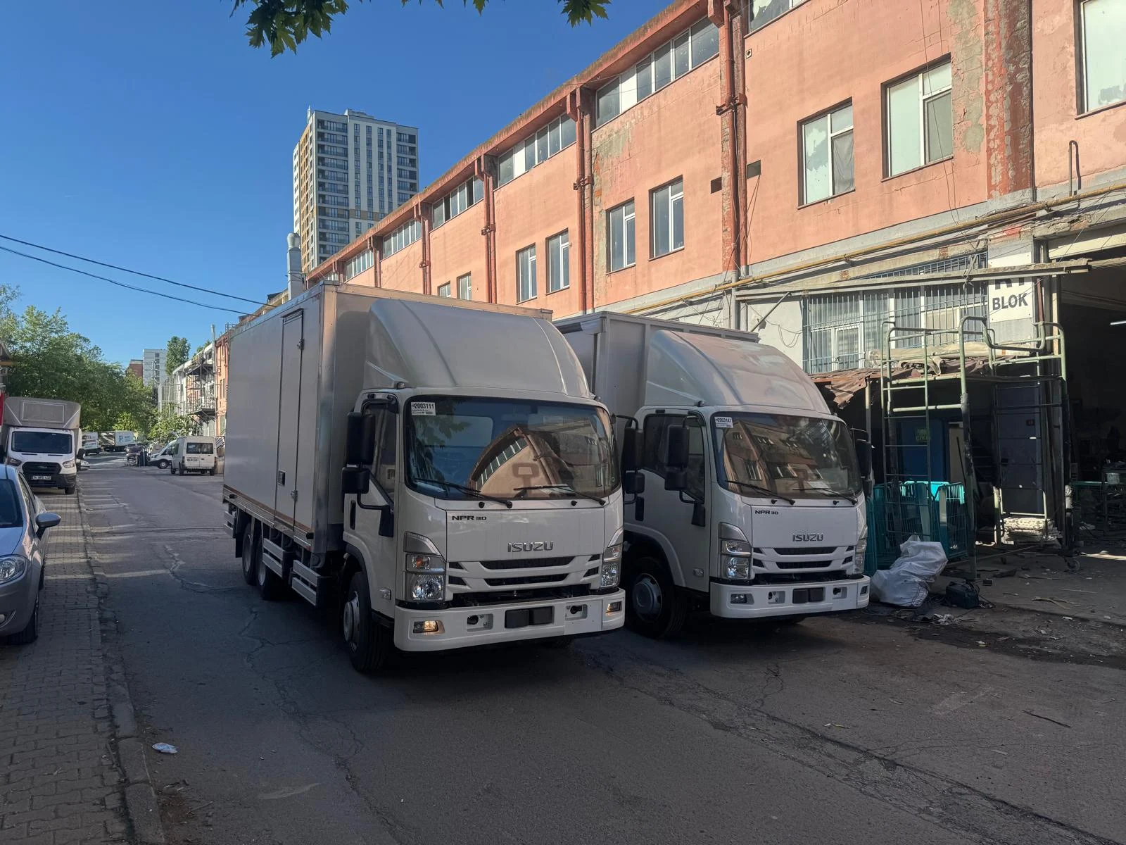 Öziş Frigo Kasa atölyesi önündeki ticari araçlar